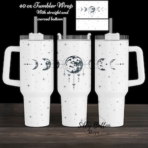 Puede incluir: Un vaso blanco de 40 onzas con un diseño de fases lunares en blanco y negro. El vaso tiene un asa y una tapa con una pajita. El diseño incluye una luna creciente, una media luna, una luna llena y un patrón de estrellas.