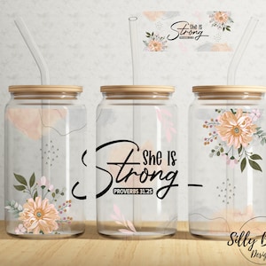 Ella es fuerte Proverbios 31:25 Fe con flores 16 oz Libbey Glass Can Tumbler Diseño de sublimación, plantilla de envoltura completa PNG Descarga digital