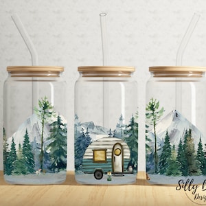 Camping escena de montaña al aire libre con camper senderismo 16 oz Libbey Glass Can Tumbler Diseño de sublimación, plantilla de envoltura completa PNG Descarga digital