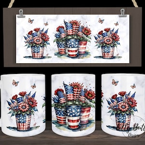 Op de afbeelding: Drie witte keramische mokken met een patriottisch ontwerp met rode, witte en blauwe bloempotten met Amerikaanse vlaggen. Het ontwerp bevat rode, witte en blauwe bloemen en vlinders.