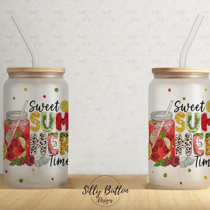 Könnte beinhalten: Zwei gefrostete Glasbecher mit Bambusdeckeln und Strohhalmen. Jeder Becher zeigt eine farbenfrohe Grafik eines Einmachglases gefüllt mit Früchten und den Text "Sweet Summer Time".