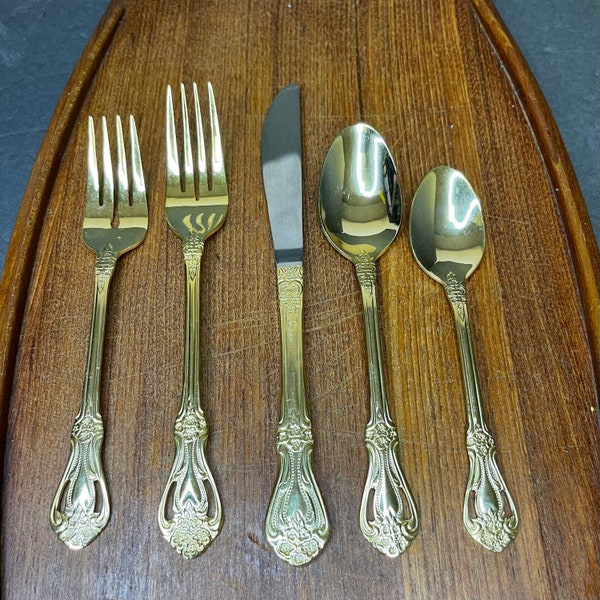 Roger’s Co Gold Plated “Felice” 20-Pc Stainless Steel Flatware Servive!