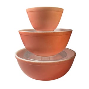 PYREX Flamingo Pink Mixing Bowls Set Of 3.