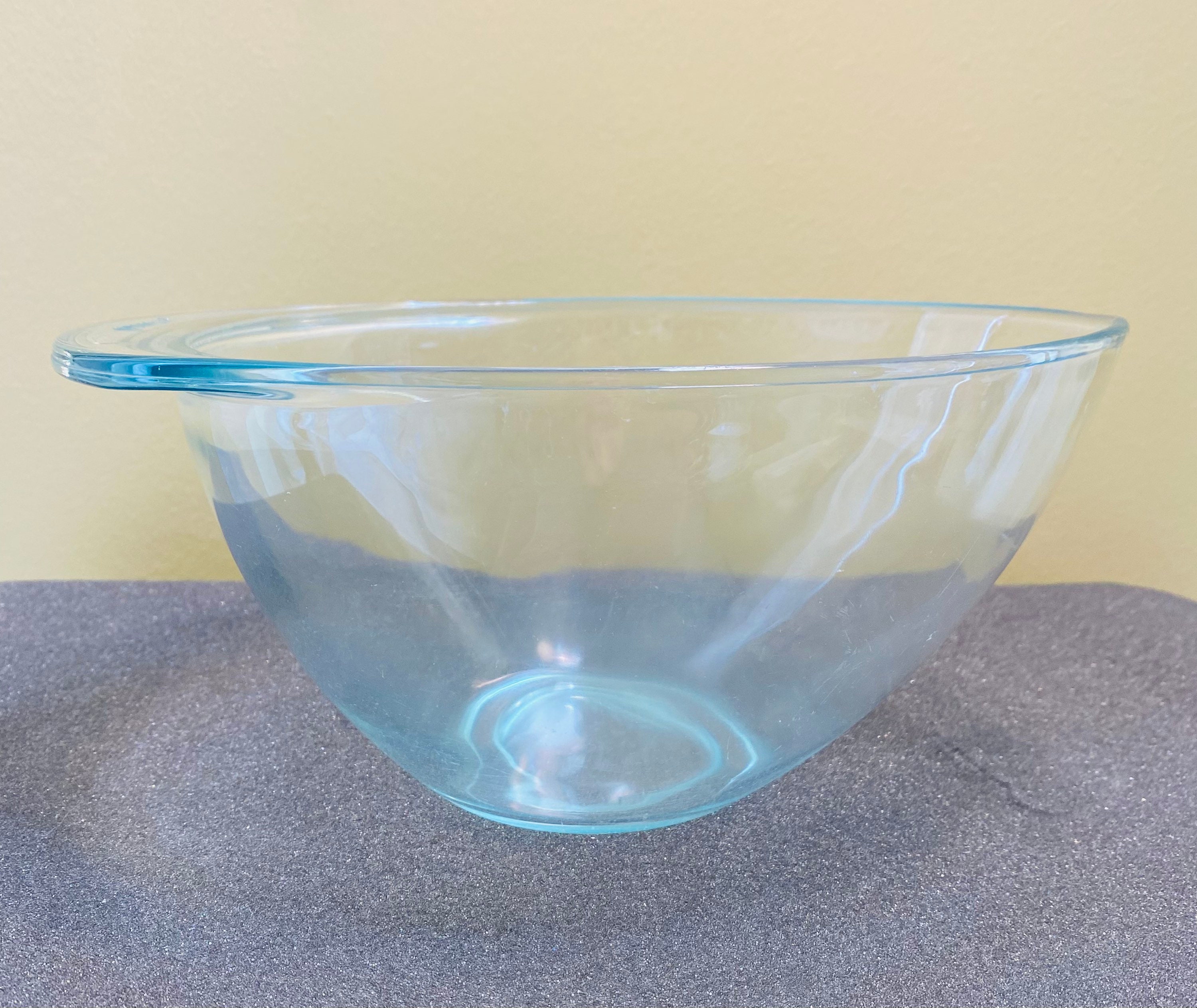 Sold at Auction: Large Pampered Chef Batter Mixing Bowl With Pour Spout