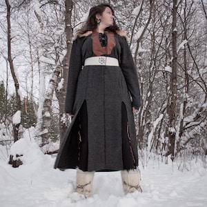 Shieldmaiden dress with rabbit fur collar and Vegvisir leather belt