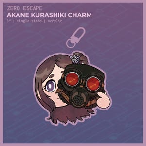 Puede incluir: Un charm de acrílico de una sola cara con Akane Kurashiki de Zero Escape. El charm mide 7,6 cm y representa a Akane con una máscara de gas. El fondo es morado con un diseño de placa de circuito. El charm tiene un cierre plateado.