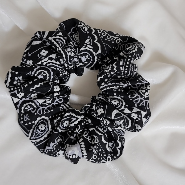 Bandana Print Scrunchie| Accesorio para el Cabello |Ponytail or Messy Bun| Stocking Stuffer |Hair Care| Pony Tail Holders Bracelet|Christmas