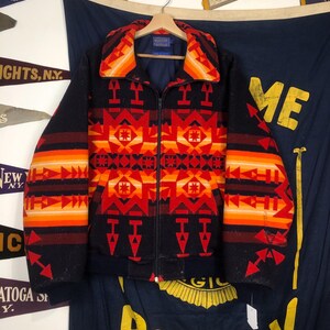 Vintage Pendleton aztekisk sydvästindisk jacka med tryck i marinblå och orange färg från slutet av 70-talet, stor krage med dragkedja och talongrå