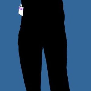 Puede incluir: Uniforme negro, compuesto por una camisa de manga corta y un pantalón. La camisa tiene el texto "ALTO RANGO" en blanco en el pecho. Una etiqueta cuelga de la camisa. El conjunto se muestra sobre un fondo azul.