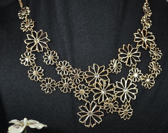 Gold Daisy Filigree Statement Necklace – Vintage-Inspired Floral Bib Jewelry