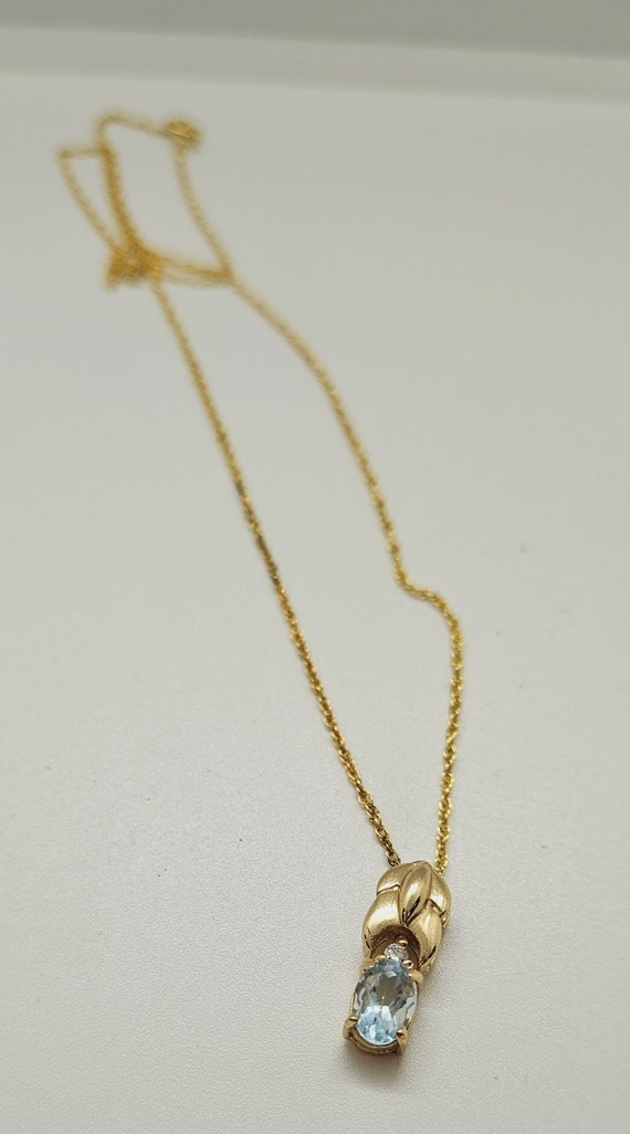 Lovely Aquamarine on a 17 11/16" Gold Chain