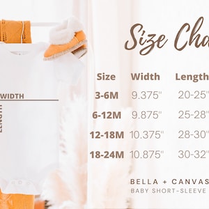 Op de afbeelding: Maattabel voor een baby onesie met afmetingen in inches en ponden. De tabel toont de breedte, lengte en gewichtsbereik voor maten 3-6 maanden, 6-12 maanden, 12-18 maanden en 18-24 maanden. De onesie is gemaakt door Bella + Canvas 100B.
