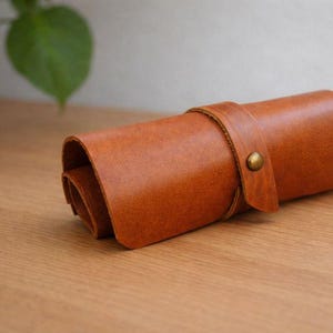 Estuche de cuero hecho a mano, enrollable, para lápices y pinceles, regalo para artistas, estuche de viaje, organizador de maquillaje, regalo para estudiantes y profesores. imagen 1