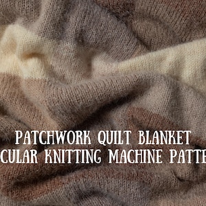 Può includere: Un primo piano di una coperta a maglia a strisce marroni, beige e bianche. La coperta è realizzata con un motivo a patchwork. Il testo "PATCHWORK QUILT BLANKET CIRCULAR KNITTING MACHINE PATTERN" è visibile sulla coperta.