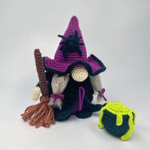 Patrón de ganchillo en PDF de gnomo bruja de Halloween, decoración otoñal de amigurumi, adorno de estante de gnomo espeluznante, regalo hecho a mano