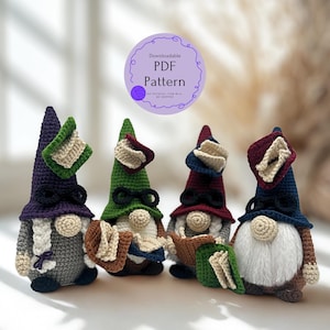 Könnte beinhalten: Vier handgefertigte gehäkelte Zwerge mit spitzen Hüten in Lila, Grün und Blau. Jeder Zwerg hat einen weißen oder beigen Bart und hält ein kleines Buch. Das Bild enthält eine kreisförmige Grafik mit der Aufschrift "Downloadable PDF Pattern".