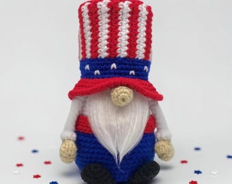 Schema PDF per realizzare un gnomo patriottico all'uncinetto in stile amigurumi, gnomo per il 4 luglio, decorazione USA, decorazione estiva rossa, bianca e blu.