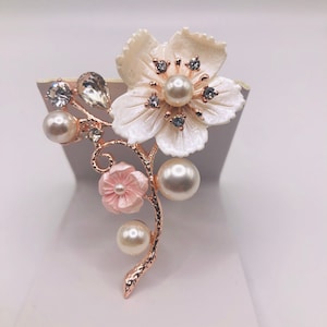 Flower Brooches/ Elegant fashion pin/ crystal Brooch/ wedding jewelry