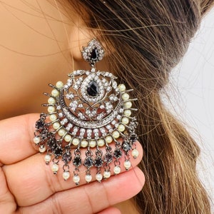 Élégantes boucles d'oreilles chandbali en zircone cubique avec perles d'eau douce, bijoux indiens, bijoux de mariage, boucles d'oreilles en diamant américain