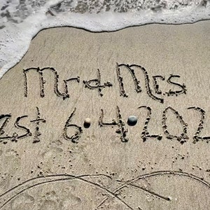 Cartão de casamento personalizado escrito na areia
