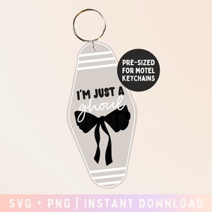 Può includere: Un portachiavi da motel grigio chiaro con la scritta "I'M JUST A ghoul" in bianco e nero. Sotto il testo c'è una grafica a fiocco nero. Il portachiavi ha un anello argentato ed è predimensionato per i portachiavi da motel.