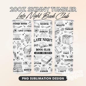 Peut inclure: Un gobelet blanc mince de 20 oz avec un motif noir représentant des citations et des illustrations sur le thème des livres. Le gobelet porte l'inscription "Late Night Book Club".