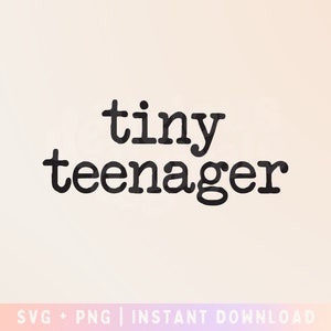 Pode incluir: Gráfico de texto preto e branco que lê "tiny teenager".