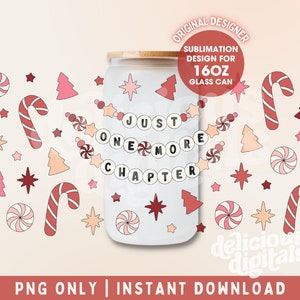 Pode incluir: Uma lata de vidro branca de 16 oz com uma tampa de madeira e um design de sublimação que apresenta um bastão de caramelo vermelho e branco, doces de menta vermelho e branco, estrelas vermelhas e rosadas e uma árvore de Natal rosa e pêssego. O design também inclui uma faixa branca com o texto "JUST ONE MORE CHAPTER" em letras pretas.