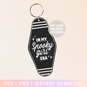 Può includere: Portachiavi nero in stile motel con la scritta "IN MY Spooky girl ERA" in bianco. Il portachiavi ha un anello di metallo ed è pre-dimensionato per i portachiavi dei motel. Il design include stelle e strisce.