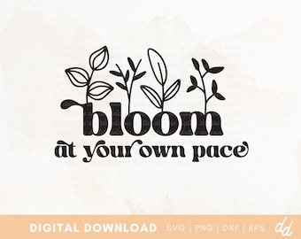 Pode incluir: Gráfico de download digital em preto e branco com o texto "bloom at your own pace" e ilustrações florais estilizadas.