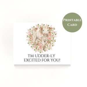 Könnte beinhalten: Eine druckbare Karte mit einer Aquarell-Illustration eines braunen und weißen Kalbes, das in einem Kranz aus rosa und grünen Blumen steht. Der Text auf der Karte lautet "I'm udder-ly excited for you!"