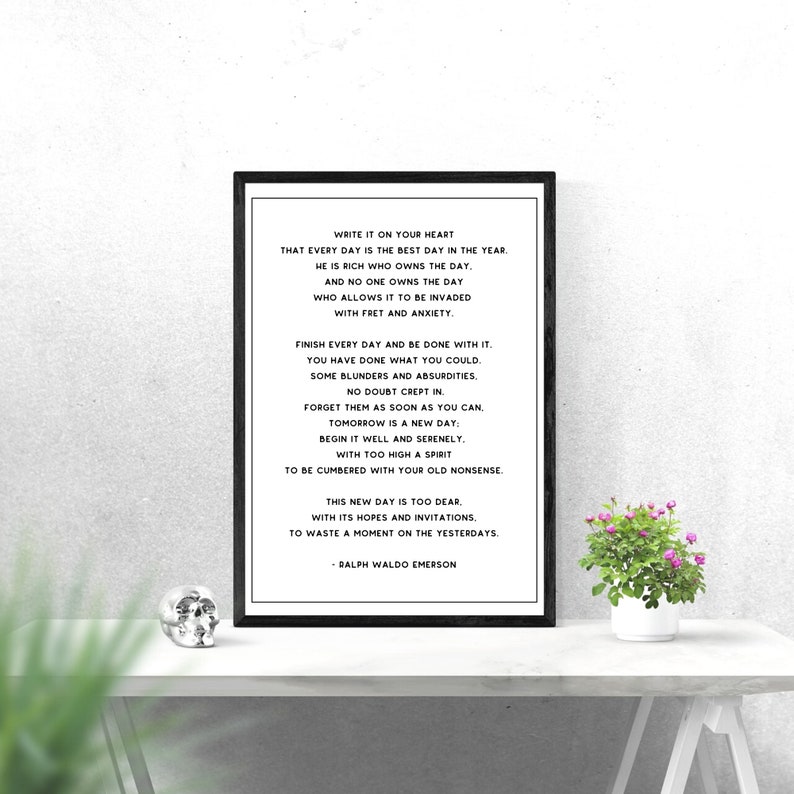 Puede incluir: Arte de pared imprimible en blanco y negro con una cita de Ralph Waldo Emerson. La cita dice: "Escr&iacute;belo en tu coraz&oacute;n que cada d&iacute;a es el mejor d&iacute;a del a&ntilde;o. Es rico quien posee el d&iacute;a. Y nadie posee el d&iacute;a que permite que sea invadido por la preocupaci&oacute;n y la ansiedad."