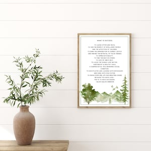 Op de afbeelding: Een afdrukbare poster voor wandkunst met een aquarel-illustratie van een boslandschap. De poster bevat een citaat van Ralph Waldo Emerson over succes. Het citaat luidt: "Vaak en veel lachen... Dat is succesvol zijn."