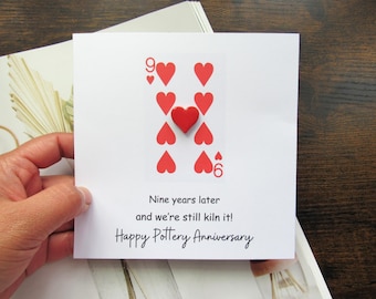 Tarjeta de cerámica de 9 corazones para el noveno aniversario de bodas, regalo para esposo y esposa, todavía lo estamos horneando, divertida tarjeta de aniversario, tarjeta única, corazón de cerámica