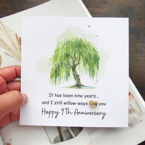 Könnte beinhalten: Quadratische Grußkarte mit einer Aquarellmalerei einer Trauerweide. Der Text auf der Karte lautet: "It has been nine years... and I still willow-ways love you Happy 9th Anniversary."