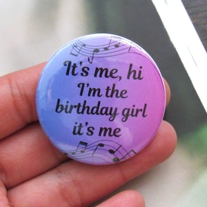 It’s me hi I’m the birthday girl it’s me badge my birthday gift for teenager, cute badge music lyric gift badge button birthday gift for her