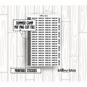 Könnte beinhalten: Weiße, bedruckbare Aufkleber mit dem sich wiederholenden Text "Summer Camp". Die Aufkleber sind in Reihen und Spalten angeordnet. Die Worte "Summer Camp PDF PNG Cut File" befinden sich in einem schwarzen Rahmen. Die Worte "Printable Stickers" befinden sich in einem schwarzen Rahmen.