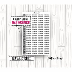 Peut inclure: Planche d'autocollants imprimables avec le texte "Custom Script" répété. Les autocollants sont disposés sur un fond blanc avec un motif de grain de bois. Une boîte noire et rose indique "Custom Script Read Description". La marque "Willow Way" est également visible.