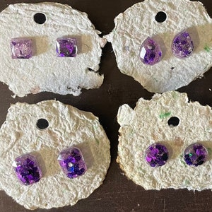 Glitzernde Ohrstecker mit lila Glitzer und Silberfolie aus Gießharz
