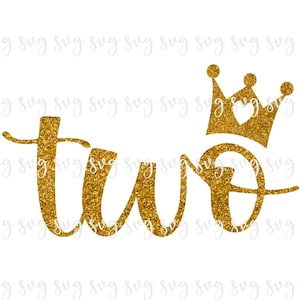 Puede incluir: Dos de purpurina dorada con una corona de purpurina dorada con un corazón en el centro. El texto dice "dos".