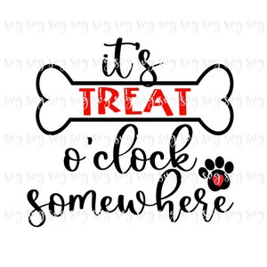 Puede incluir: Diseño gráfico en blanco y negro con el texto "it's treat o'clock somewhere" con un hueso rojo y una huella de pata.