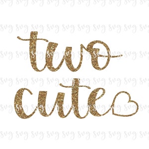 Op de afbeelding: Goudkleurige glittertekst die "two cute" leest met een klein hartje aan het einde van het woord "cute".