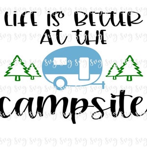 OFERTA!! A vida é melhor no acampamento SVG, arquivo digital de verão Fun Camper dizendo SVG, camisa de acampamento, placa de acampamento, chapéu de acampamento svg - S46