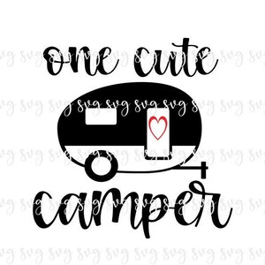 OFERTA!! Um lindo campista camisa de bebê site SVG, arquivo digital de verão divertido campista dizendo SVG, camisa de acampamento acampamento sinal chapéu de acampamento svg--S61