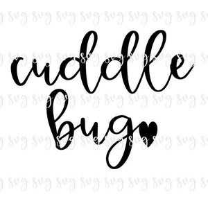 Puede incluir: Texto en caligrafía en blanco y negro que dice "cuddle bug" con un pequeño corazón al final de la palabra "bug".