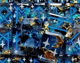 Glow-In-The-Dark Space Theme Aquamarine And Obsidian Crystal Rune Set With Velvet Carrying Bag And Mini Black Light