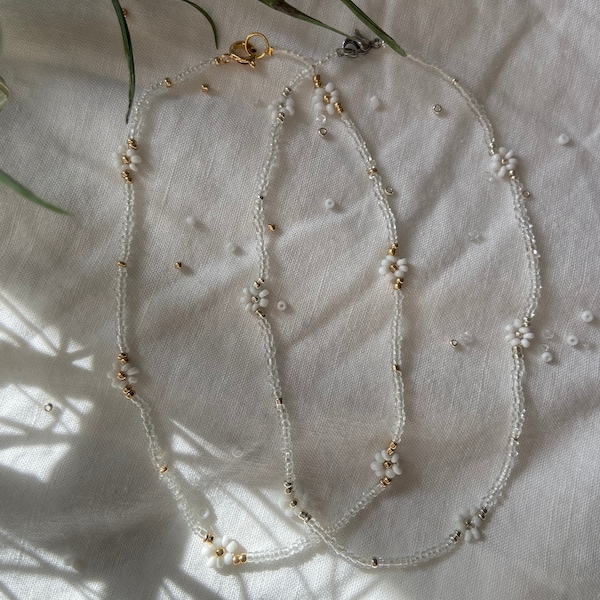Daisy Necklace, glass bead flower necklace/ choker