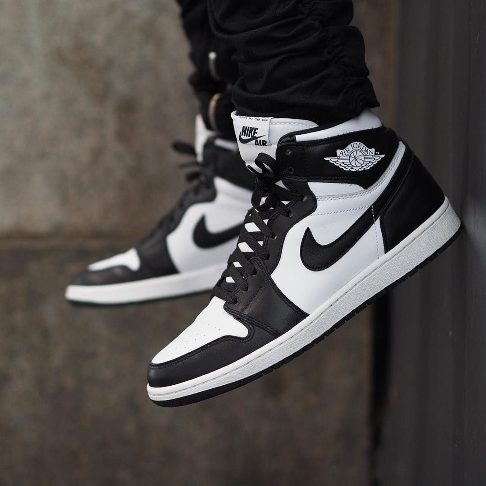 Джорданы 1 черные. Nike Air Jordan 1 Black White. Nike Air Jordan 1 High Black White. Nike Air Jordan 1 High og Black White. Nike Air Jordan 1 High.