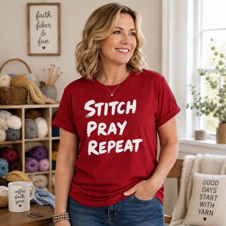 Camiseta "Stitch Pray Repeat" / Camiseta para tejedores / Regalo para crocheteros imagen 10