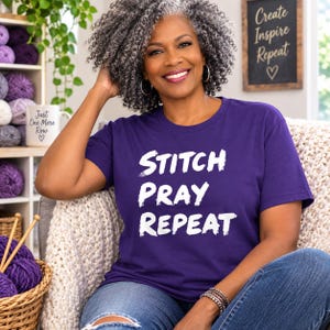 Camiseta "Stitch Pray Repeat" / Camiseta para tejedores / Regalo para crocheteros imagen 2
